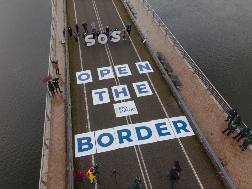 acto protesta baixo o lema open the border